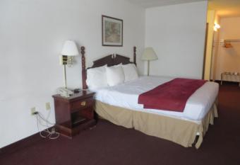 Voyageur Inn and Conference Center has rooms with a private hot tub