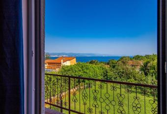 Apartman Roza allows 18 year olds to book a room