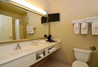 Country Inn & Suites by Radisson, Stevens Point has rooms with a private hot tub