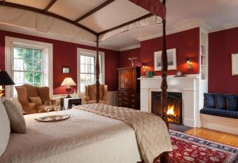 Harbor Light Inn has rooms with a private hot tub