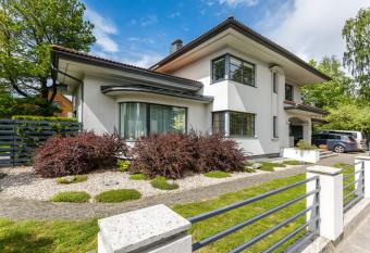 Villa Aia Studio allows 18 year olds to book a room