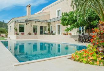 Orange Tree Garden vacation home allows 18 year olds to book a room