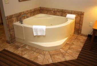 Holiday Inn Express & Suites Donegal By IHG has rooms with a private hot tub