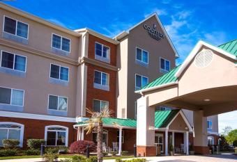 Country Inn & Suites by Radisson, Wilson, NC allows 18 year olds to book a room