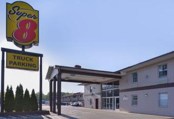 Super 8 by Wyndham Little Rock/North/Airport has Smoking rooms