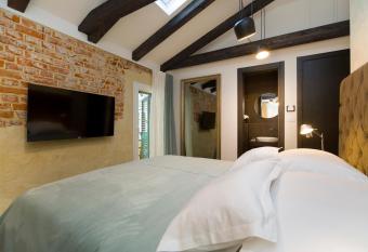 LAmenta allows 18 year olds to book a room