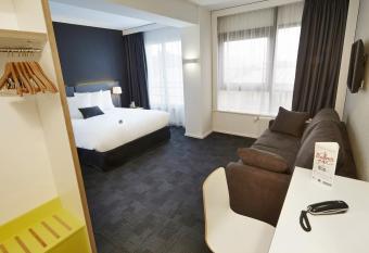 Kyriad Hotel Brest allows 18 year olds to book a room