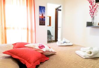 A Due Passi Dal Molino has Balcony rooms