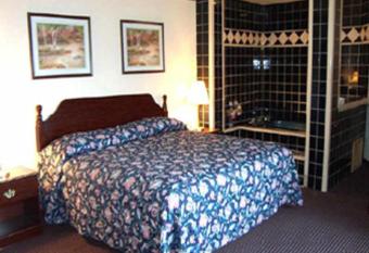 Howard Johnson by Wyndham Pikesville has rooms with a private hot tub