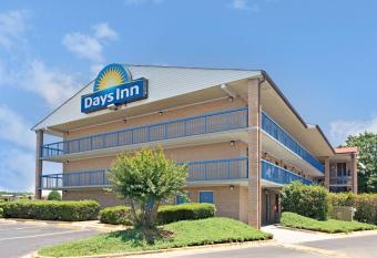Days Inn by Wyndham Charlotte Northlake has Smoking rooms