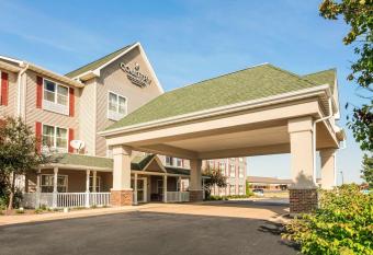 Country Inn & Suites by Radisson, Peoria North IL has rooms with a private hot tub