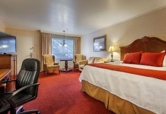 Baugh Motel, SureStay Collection by Best Western has rooms with a private hot tub