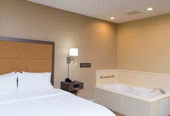 Hampton Inn & Suites Mansfield-South @ I-71 has rooms with a private hot tub
