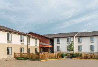 Super 8 by Wyndham Columbia Clark Lane allows 18 year olds to book a room