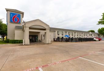 Motel 6 Dallas Northeast has Smoking rooms