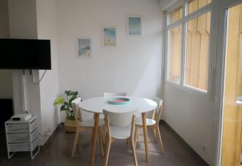 studio en plein centre ville    8 minutes de l oc  an has Balcony rooms