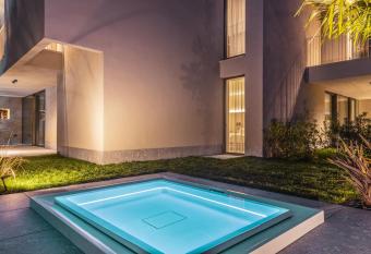 ESSENCE - Charming Suites has rooms with a private hot tub