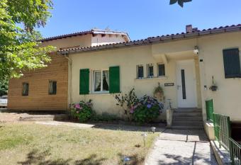 chez Black and White allows 18 year olds to book a room