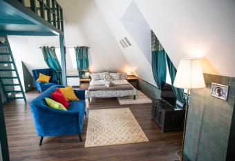 Hostel  allows 18 year olds to book a room