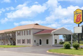 Super 8 by Wyndham Whiteville has Smoking rooms