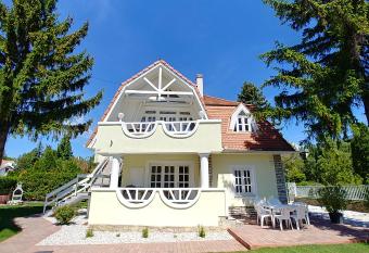Balaton Apartman F  red allows 18 year olds to book a room