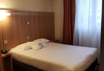 Kyriad Hotel Tours Centre has rooms with a private hot tub