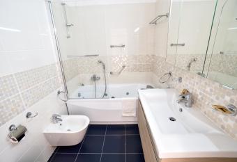 IL PARCO 4 allows 18 year olds to book a room