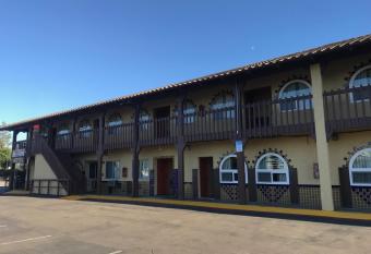 Hacienda Motel has Balcony rooms