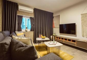 Lovely flat in city center allows 18 year olds to book a room