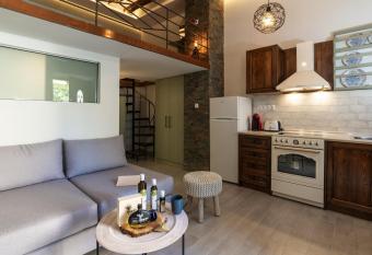 Casa Kariki - Traditional House in Psinthos allows 18 year olds to book a room