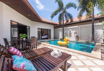AnB poolvilla 2BR with private beach in pratamnak has Balcony rooms