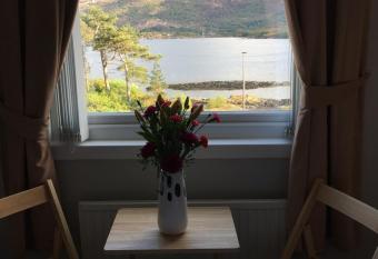 Lochalsh View, Kyle, 1 Mile to Skye allows 18 year olds to book a room