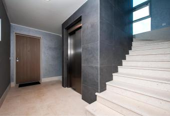 The Q - Superior Apartment has rooms with a private hot tub