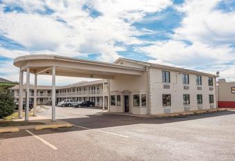 Motel 6 Texarkana allows 18 year olds to book a room