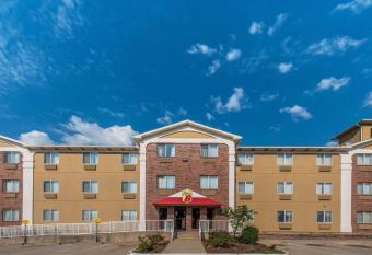 Super 8 by Wyndham Denton has Smoking rooms