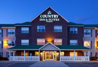 Country Inn & Suites by Radisson, Cottage Grove has rooms with a private hot tub