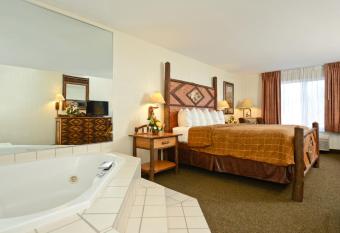 Clubhouse Inn has rooms with a private hot tub