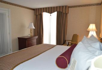 Best Western Plus Wilkes Barre Center City has rooms with a private hot tub