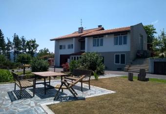 En la colina 1 Monta  ealde allows 18 year olds to book a room