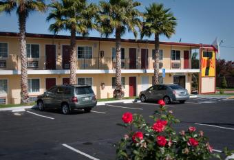 Motel 7 - Near Six Flags, Vallejo - Napa Valley has Smoking rooms