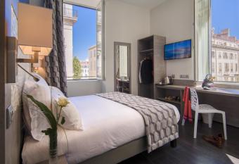 H  tel Carr   Vieux Port has Balcony rooms