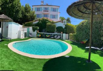 H  tel Le Pr   Catelan allows 18 year olds to book a room