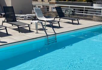 appartement 6 couchages centre juan les pins 200m de la mer, piscine sur le toit, parking en option has Balcony rooms