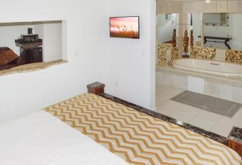 Travelodge by Wyndham Manhasset has Smoking rooms