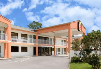 Super 8 by Wyndham Ocean Springs Biloxi has Smoking rooms