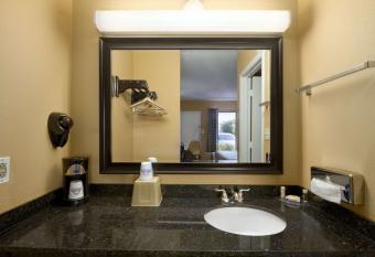 Red Roof Inn & Suites Duncan has rooms with a private hot tub