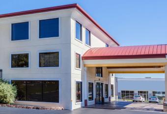 Days Inn Dalton has rooms with a private hot tub