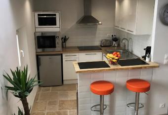 Cosy Studio Cours Lafayette  allows 18 year olds to book a room