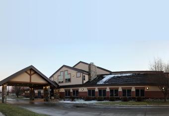 C'mon Inn Grand Forks has rooms with a private hot tub