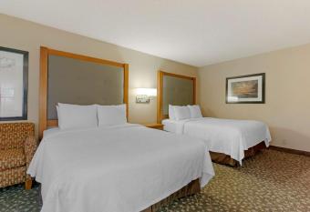 Best Western Plus Oak Harbor Hotel & Conference Center has rooms with a private hot tub